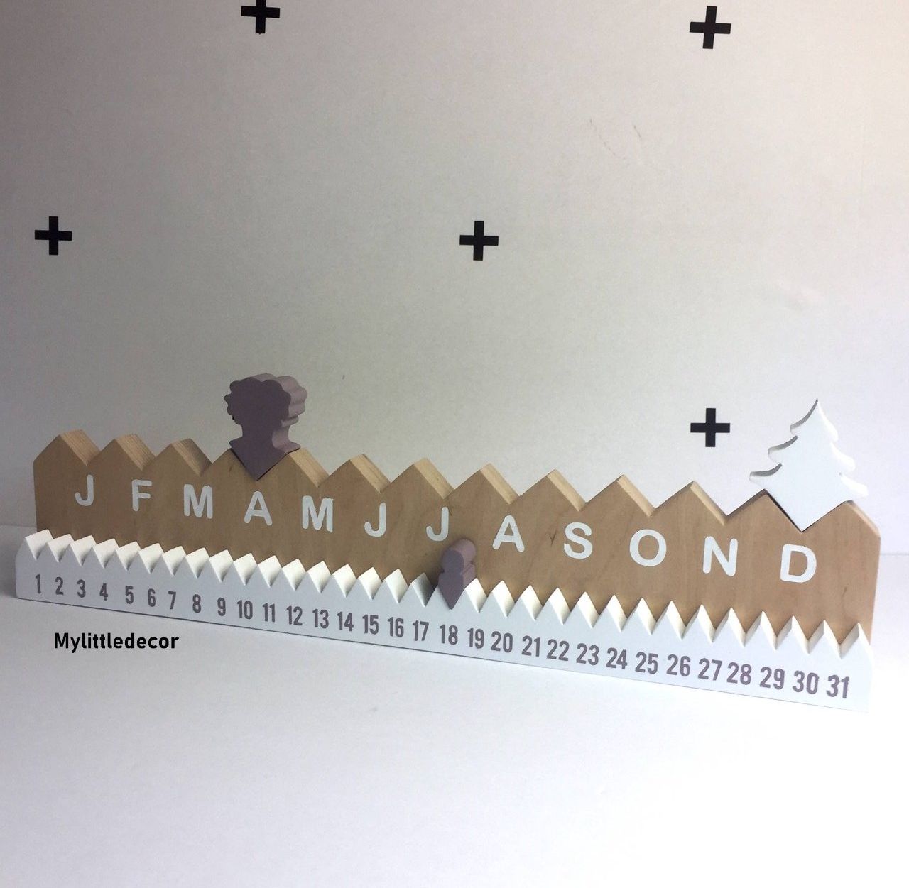 Calendrier perpétuel en finition bois naturel, violine et blanc.  