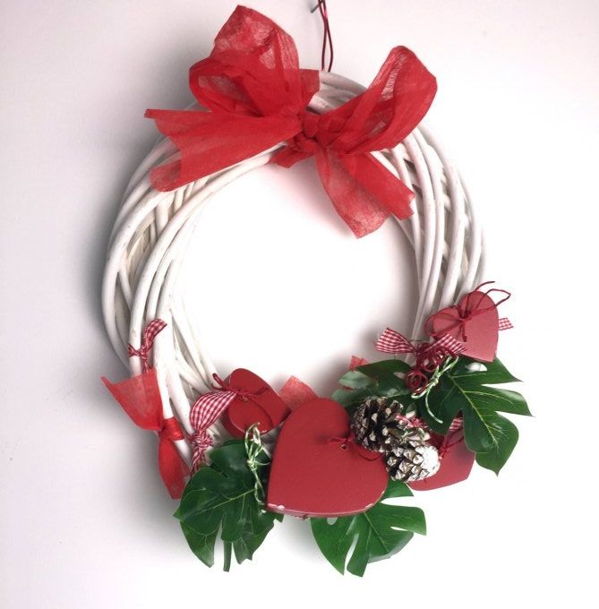 Couronne blanche avec cœurs rouges. 