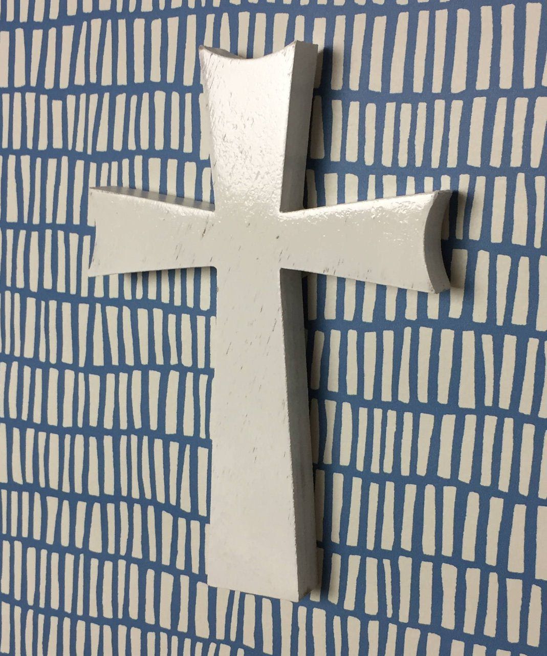Croix en bois patinée, couleur personnalisable.