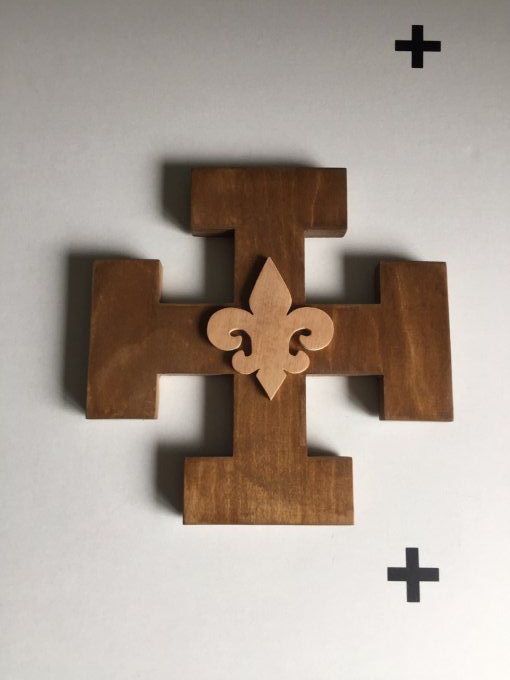 Croix en bois teintée à accrocher.