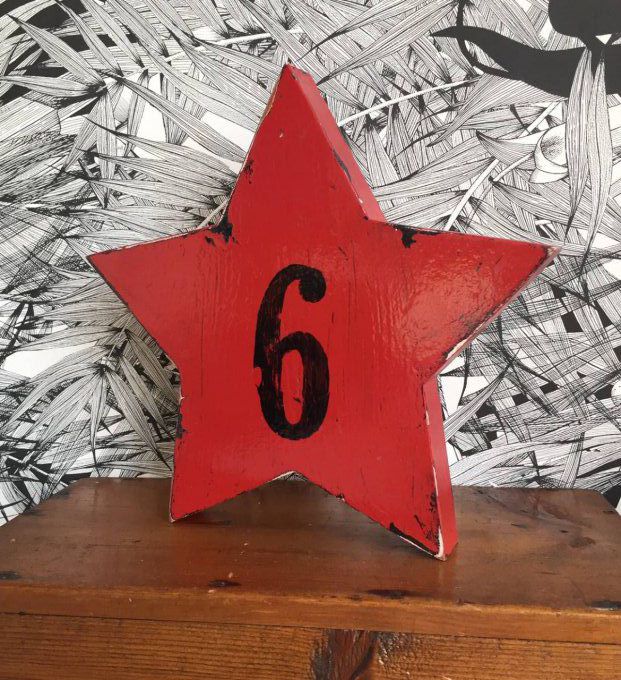 Etoile en bois n°6 patine marquée rouge et noire.