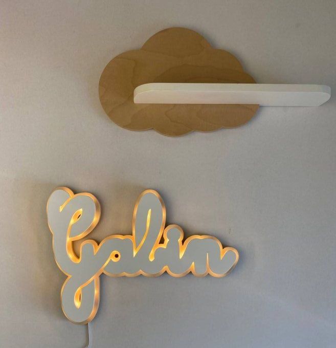 Prénom lumineux  en bois.