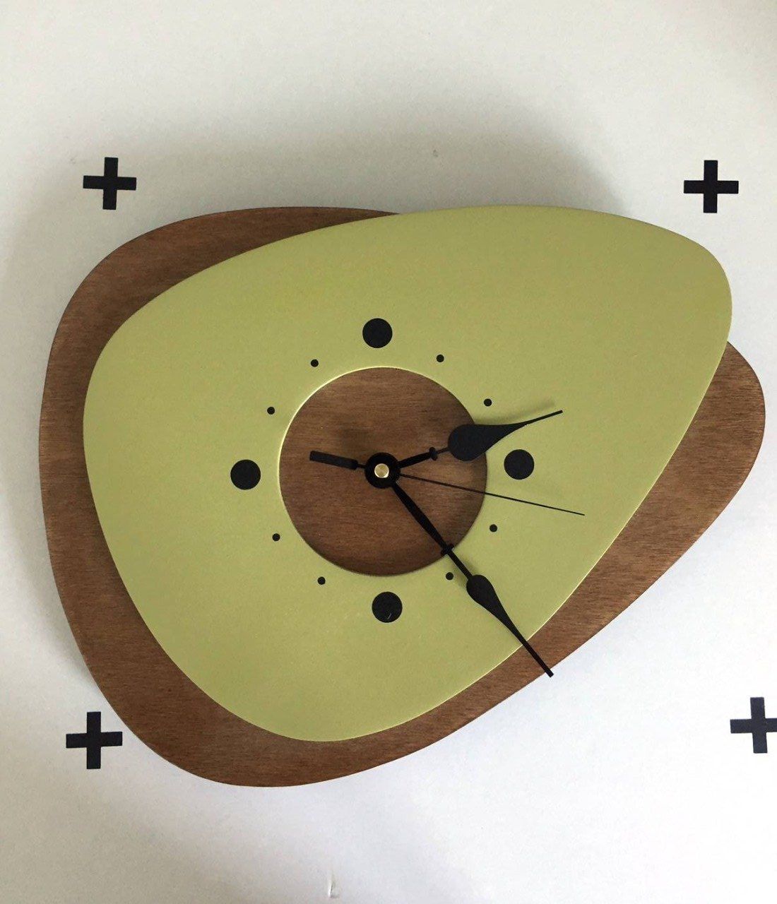 Horloge design en bois kaki. 