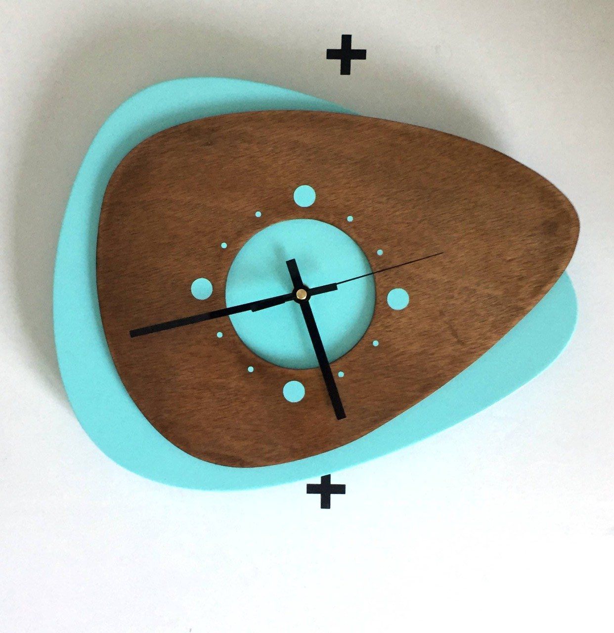 Horloge design en bois bleu céladon .