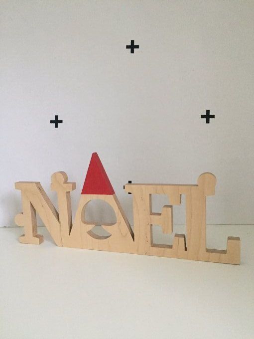 Mot Noël en bois naturel et rouge.