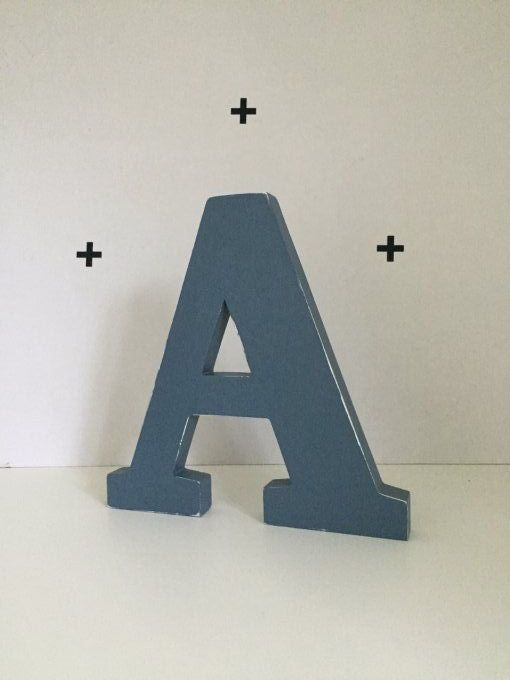 Lettre A bleu zinc patiné.