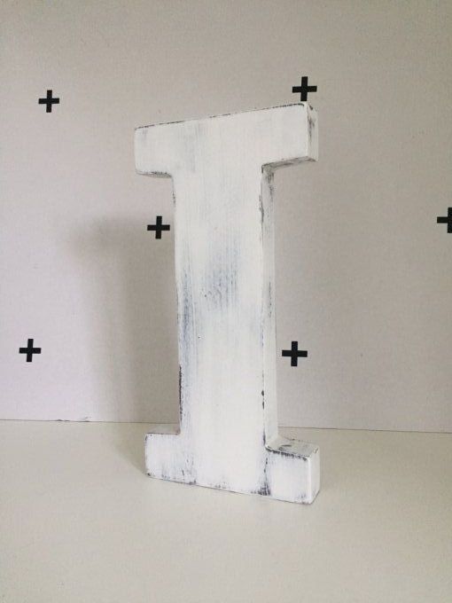 Grande lettre I à poser blanche, patine marquée.