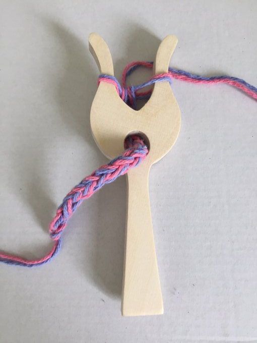 Kit : "Crée tes bracelets avec une fourche à tricoter". ( rose pâle et bleu ciel)