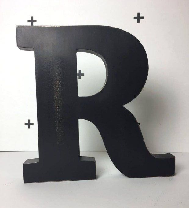 Grande lettre R à poser noir mat patine cuivrée.