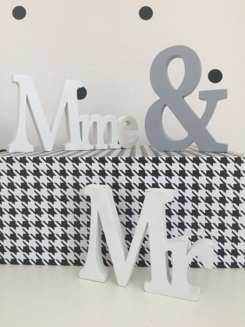 Mr & Mme avec esperluette en blanc et gris.