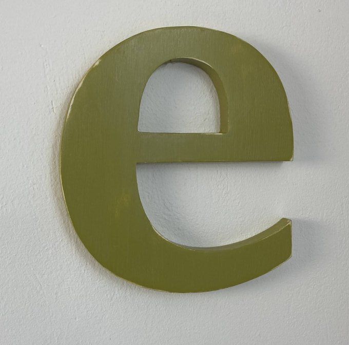 Lettre en bois à accrocher: taille et couleur personnalisables.  