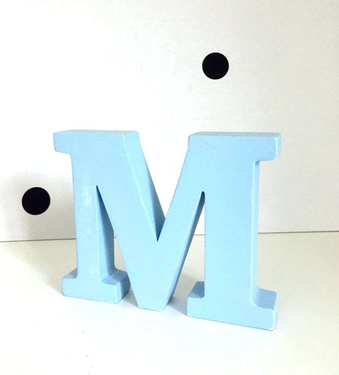 Lettre M à poser de 15 cm de hauteur et 2,5 cm d'épaisseur, couleur bleu ciel patiné. 