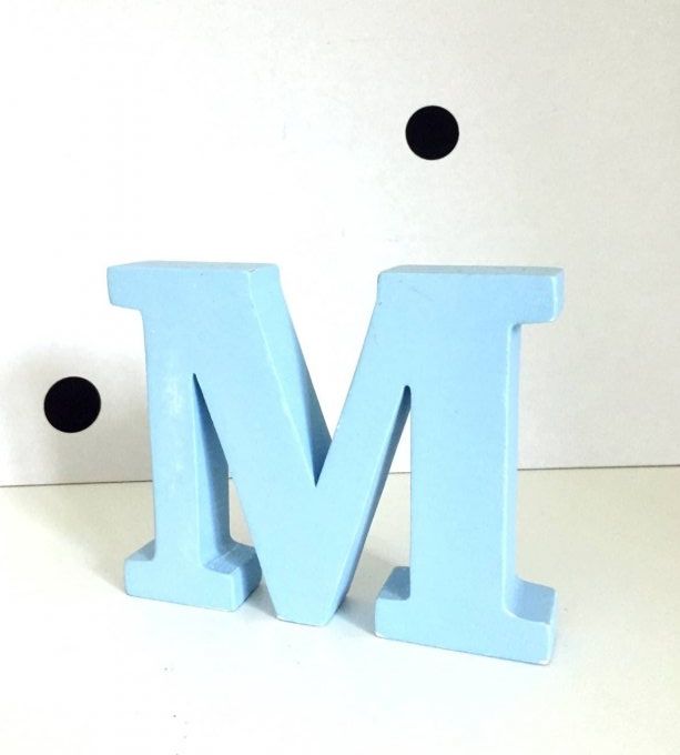 Lettre M à poser de 15 cm de hauteur et 2,5 cm d'épaisseur, couleur bleu ciel patiné.