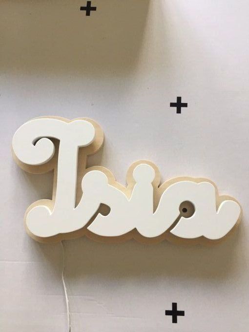 Prénom lumineux  en bois.     