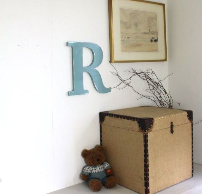 Lettre en bois à accrocher: taille et couleur personnalisables.  